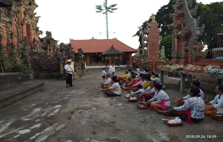 Budha Cemeng, Para Pedagang Pasar Ten-Ten Mengaturkkan Prani Sebagai Ungkapan Syukur