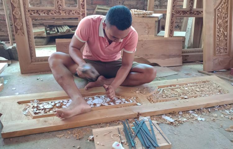 Dengan Bermodalkan Tekad dan Hobi Ngukir, Gede Wika Bertranformasi Jadi Pengrajin