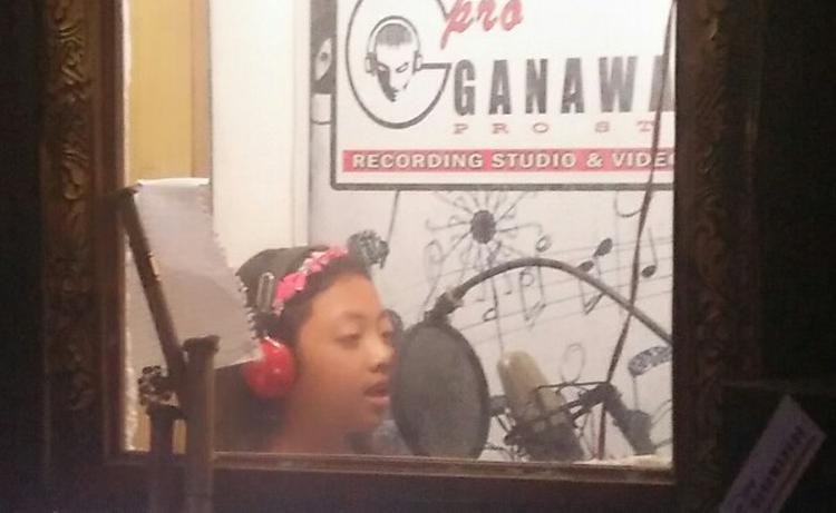 Dengan Menyanyi Keisha Akhirnya Masuk Dapur Rekaman