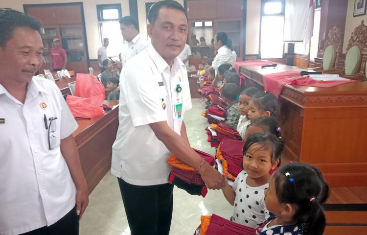 Desa Abiansemal Memberikan Bantuan Kepada Yayasan Dewi Saraswati