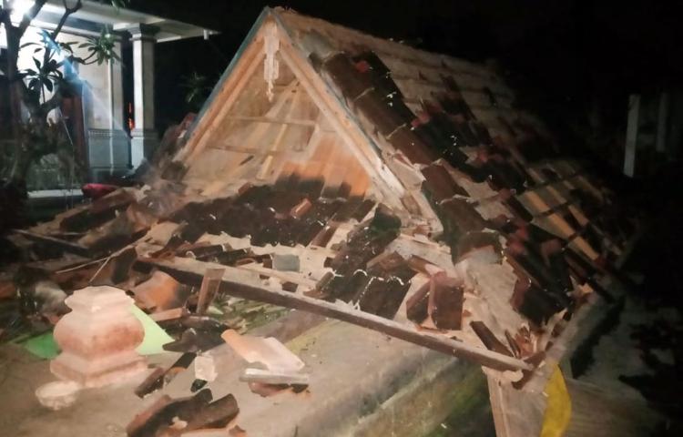 Gempa Berkekuatan 7.0 SR Akibatkan Bale Adat Kak Open Roboh