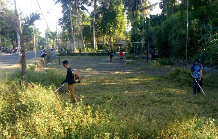 Guna Mempersiapkan Ajang KTI, Pemuda Br Pande Abiansemal Saling Bahu Mebahu Membersihkan Lapangan Volly