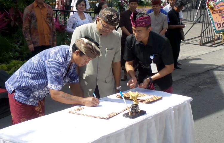Gus Manto, Warga Banjar Juwet.  Tandatangani MoU Pemasaran Buah di Festival Budaya Pertananian.