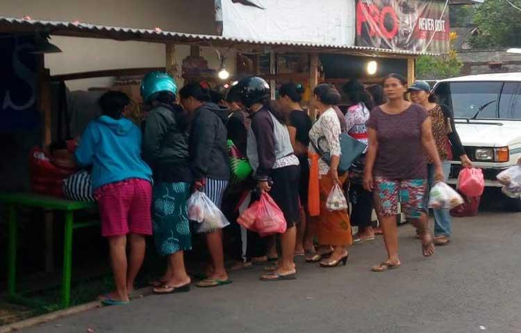 Hari Saraswati, Pasar Ten Ten Kebanjiran Pembeli