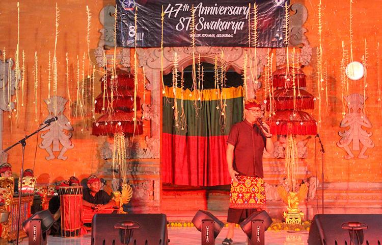 Hut Stt. Swakarya Ke-47 tahun, Wakil Bupati Badung Menghadiri Sekaligus Menghibur Warga Banjar Keraman