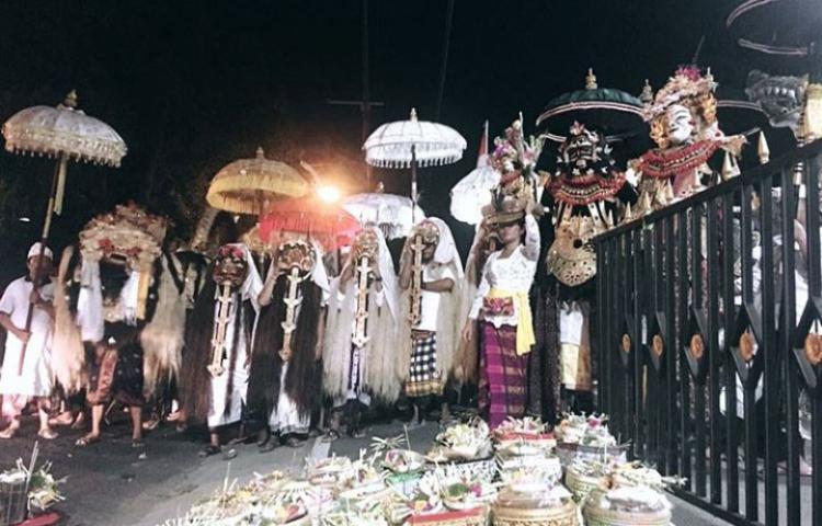 Ida Betara Napak Pertiwi Lunga Ke Bucu Bucu Desa Abiansemal Saat Tumpek Wayang