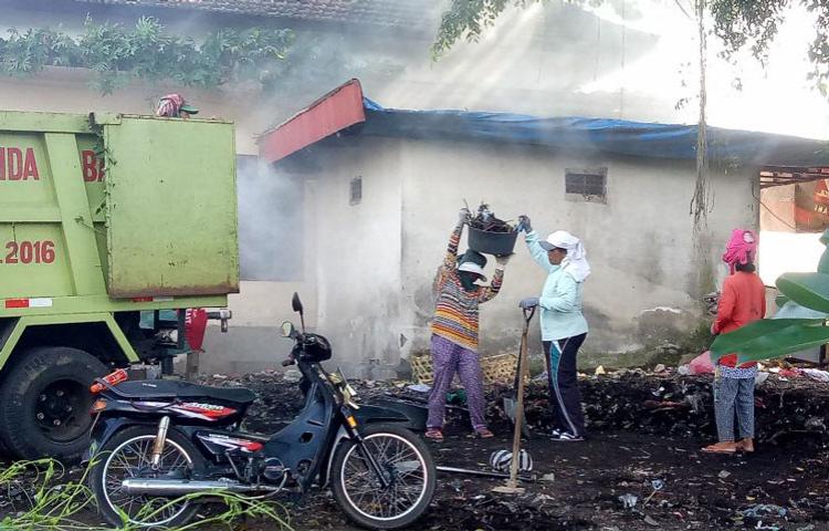 Jaga Kebersihan Pasar Tenten Desa Abiansemal, Petugas Kebersihan Desa Aktif Angkut Sampah