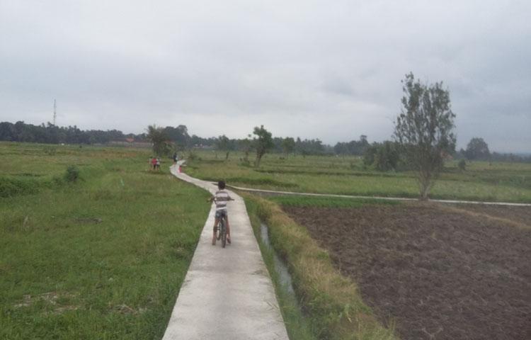 Jalan Usaha Tani (JUT) Dimanfatkan Warga Sebagai Tempat Olahraga