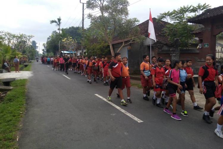 Jalan santai menyambut HUT RI ke 73 KKN Isi Denpasar bersama SMP 5 Abiansemal