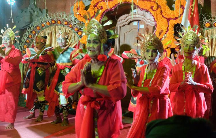 Janger Lansia Banjar Gunung Abiansemal Tunjukan Bakatnya