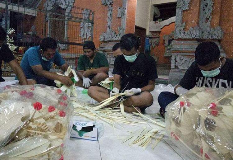 Rakit Penjor, Semangat Pemuda Jelang Karya Agung Pura Dalem Lan Mrajapati Abiansemal