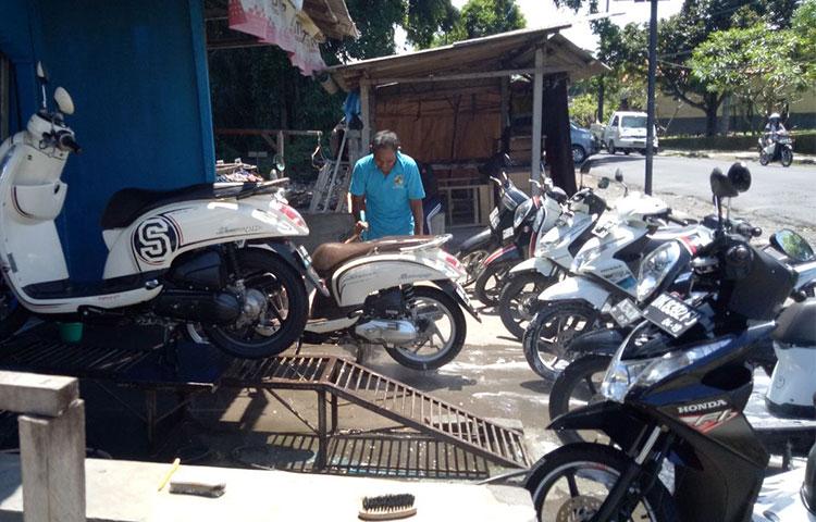 Jelang Tumpek Landep, Usaha Cuci Motor Di Abiansemal Laris Manis