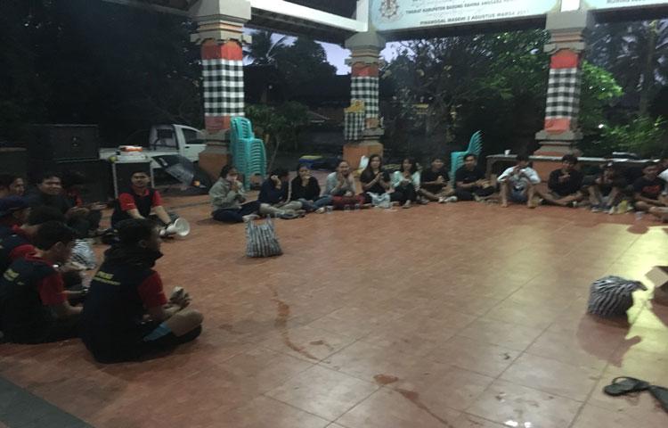 KKN PPM Unud Bantu meriahkan acara HUT RI di Wantilan Desa Adat Gerih