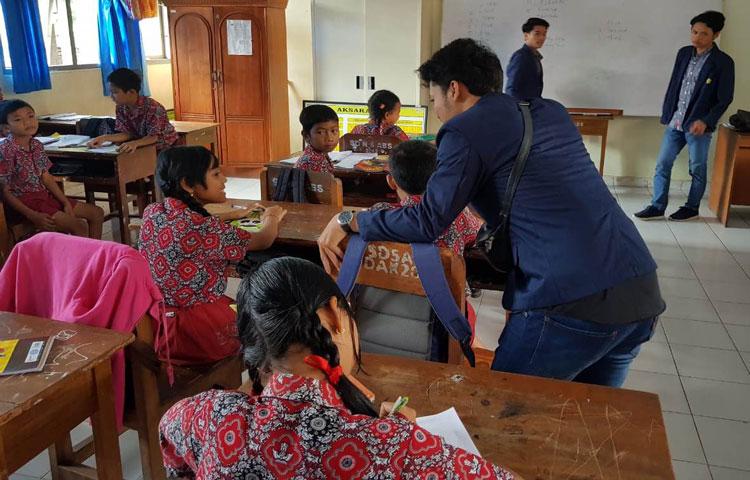 KKN PPM Unud Memberikan Pelajaran Bahasa Inggris di SD 5