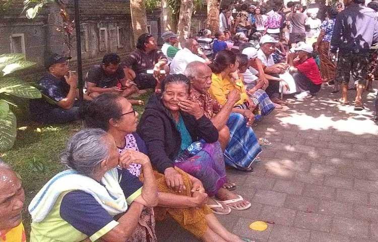 Kantor Camat Abiansemal Diserbu