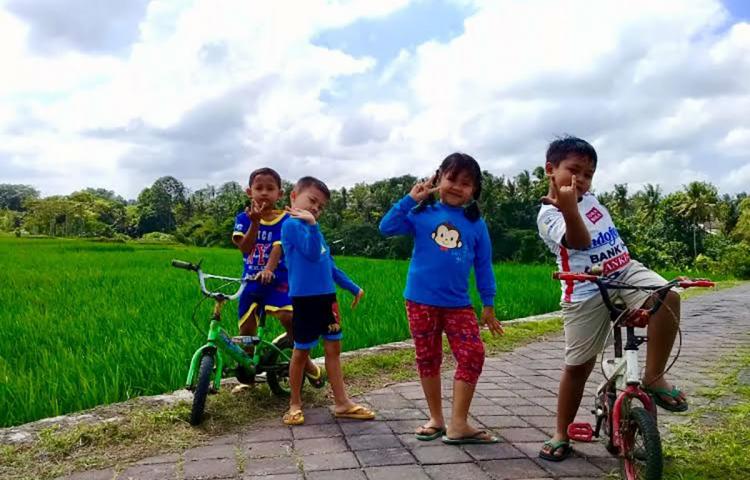Keceriaan Anak-Anak bermain Dan Belajar Di Track Jogging Uma Gerih