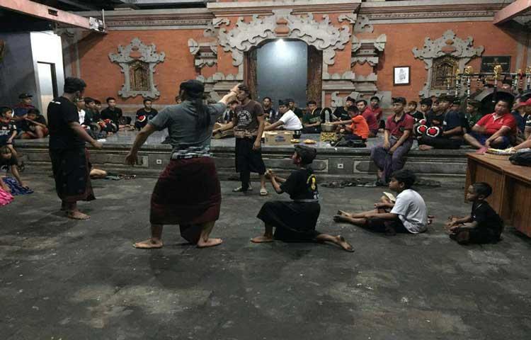 Kekompakan St. Taruna Karya Latihan Beleganjur Untuk Perayaan Hut Mangupura