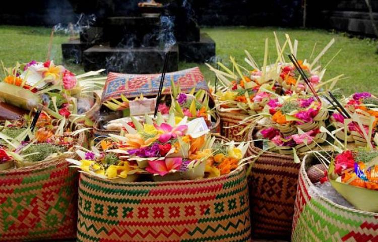 Krama Desa Ngaturang Prani Saat Ida Betara Napak Pertiwi