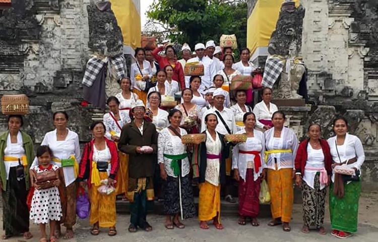 Lensia Juwet Adakan Tirta Yatra ke Pura Luhur Uluwatu