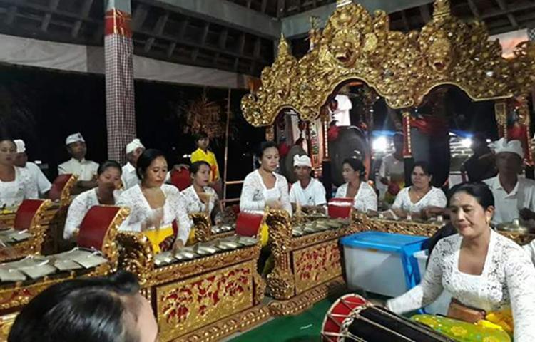 Lestarikan Budaya, Sekaa Gong PKK Ngayah Di Pura Prajapati Banjar Juwet Abiansemal.