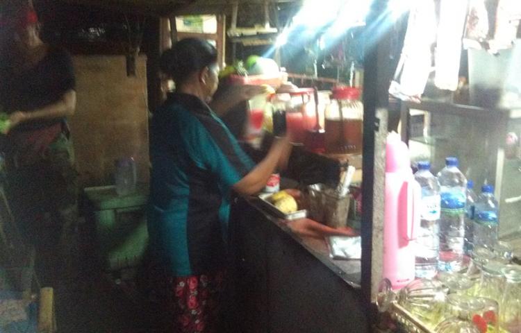 Mantan Penari Joged Jual Es