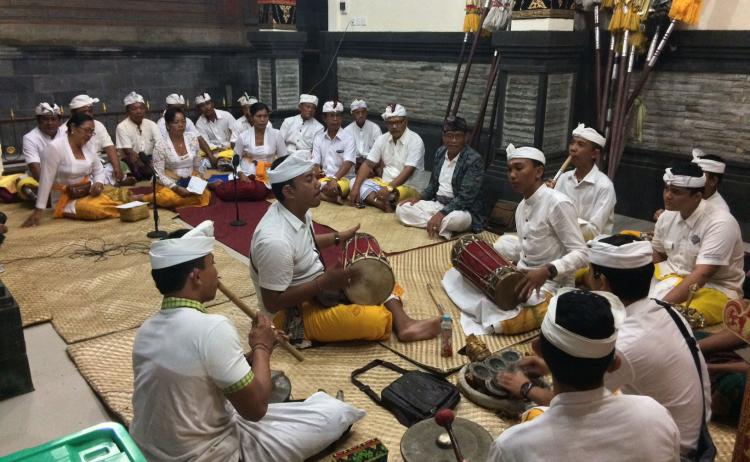 Mantapkan Penampilan, Putra Darma Kanti dan Sekehe Santi WBDG latihan bersama.