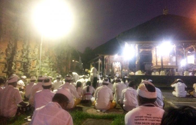 Masyarakat Banjar Keraman Menyambut Rahina Tumpek Wayang