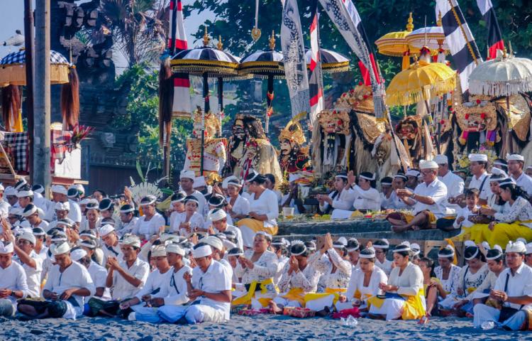 Melasti Penyucian Menjelang Piodalan Ring Pura Dalem Lan Prajapati Desa Abiansemal
