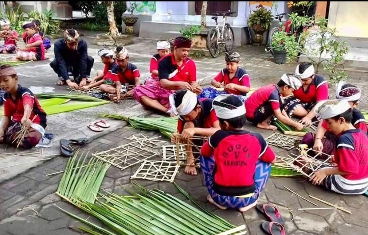 Membuat Kelakat dan Sengkui, Pesraman Anak-anak SD N 5 Abiansemal
