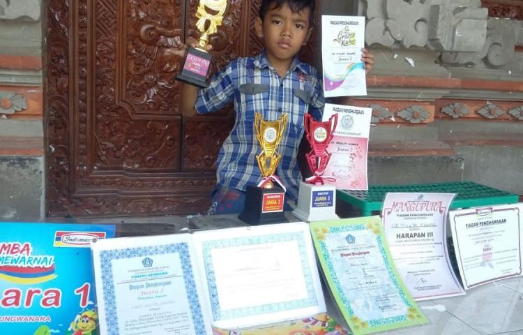 Mempunyai Bakat Yang Diturunkan Dari Sang Ayah, Kini Ari Menjadi Pelukis Berprestasi