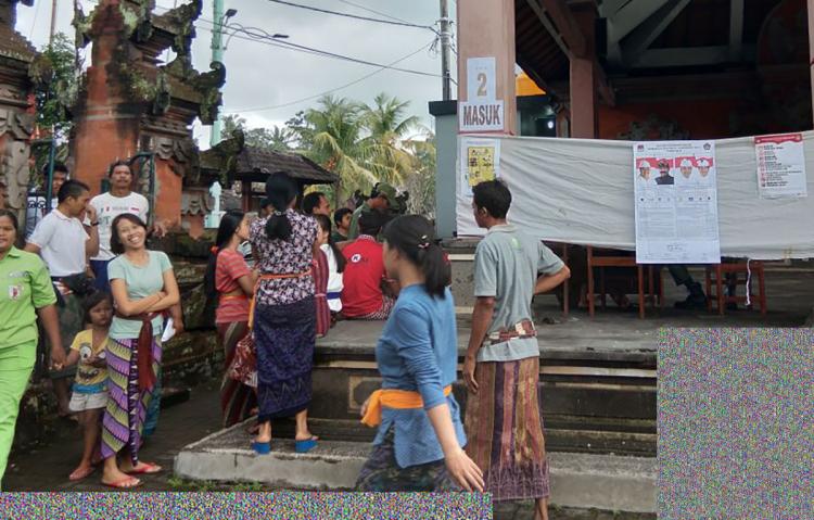 Mendung Tidak Menyurutkan Warga Banjar Pande Untuk Datang ke TPS