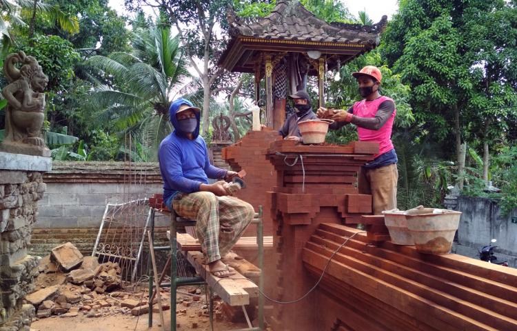 Mengais Rejeki dengan Mengukir Batu Paras Merah