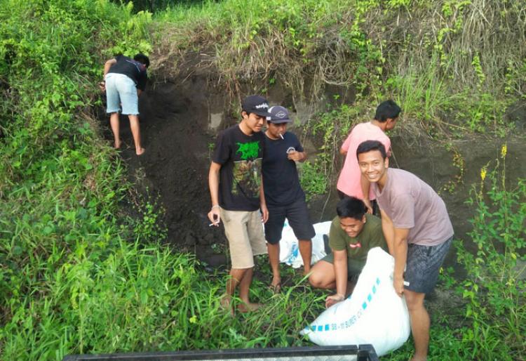 Mengambil Pasir Perbaiki Lapangan Volly STKY Gotong Royong Bersama