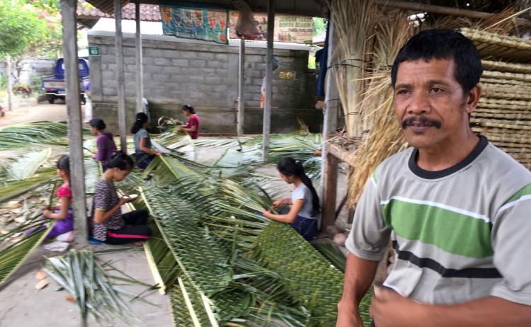 Menganyam Kelangsah Di Jadikan  Rupiah