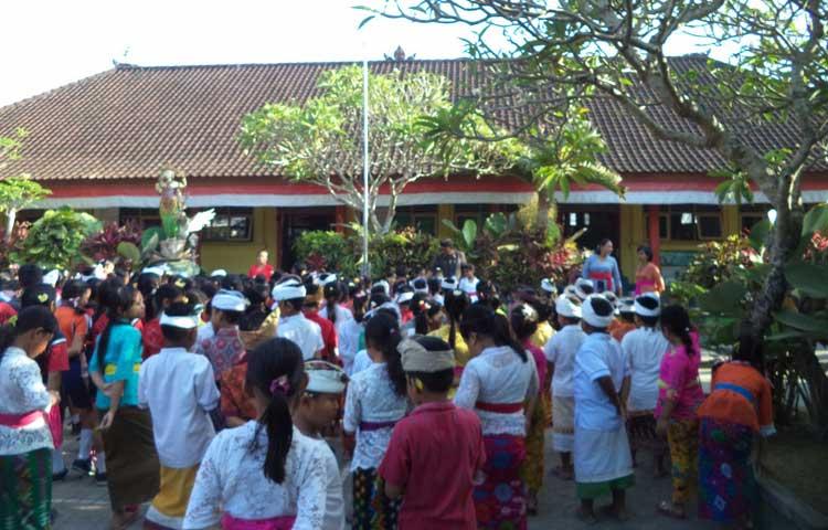 Mengeplementasikan Perayaan Saraswati, SDN 4 Mengadakan Piodalan