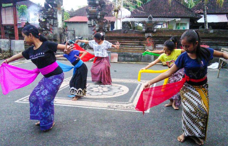 Menjelang Karya, Anak-anak Banjar Gunung, Abiansemal, Latihan Tari Rejang Dewa