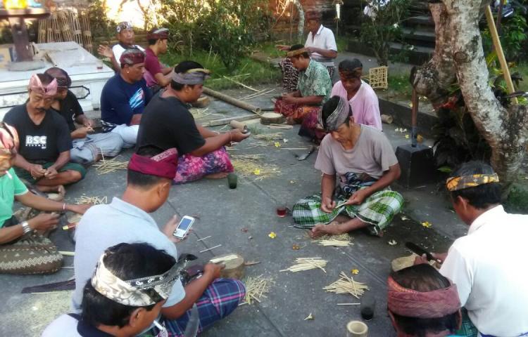 Menjelang Piodalan Ring Pura Dalem Dwijendra, Krama Banjar Keraman Antusias Ngatur Ayah