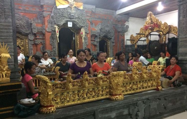 Menyambut Piodalan di Pura Dalem Gede Khayangan Tiga Abiansemal, PKK Br. Aseman Aktif Latihan Tabuh Rejang Renteng