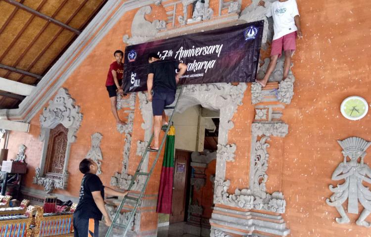 Muda-mudi Banjar Kraman Bahu Membahu Mempersiapkan HUT ST Swakarya ke 47 .
