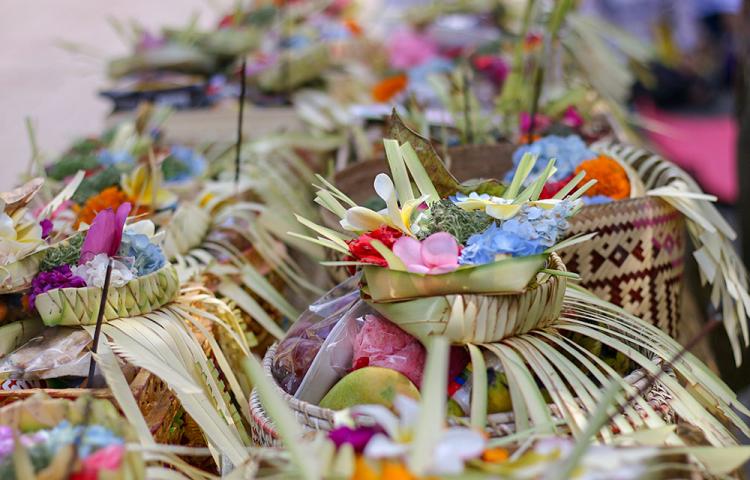 Ngaturang Prani Saat Piodalan Di Padmasana Kantor Desa Abiansemal