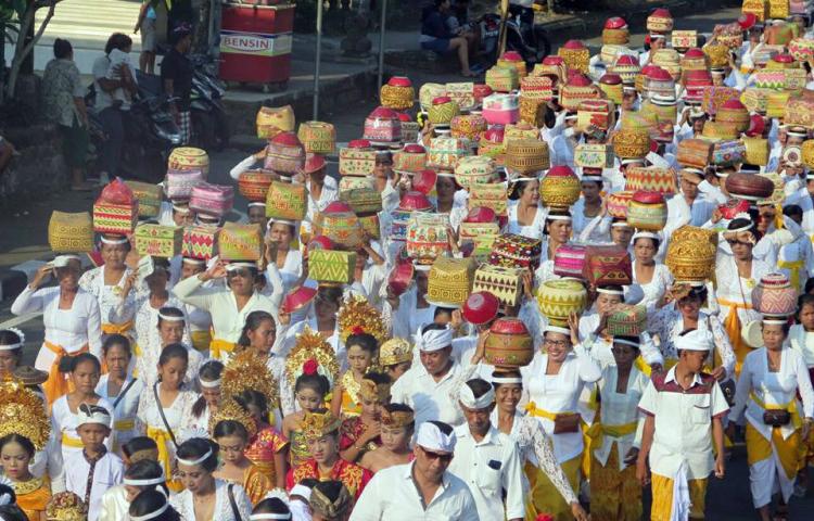 Nyenuk, di Pura Dalem lan Prajapati desa Adat Abiansemal