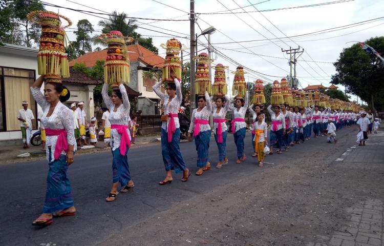 PKK Banjar Aseman Mepeed Ke Pura Desa Abiansemal