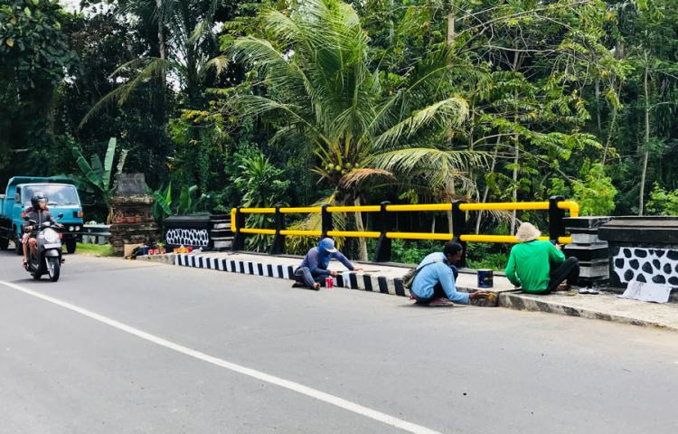 Pekerja PU Bina Marga Mempercantik Pembatas dan Trotoar Jembatan
