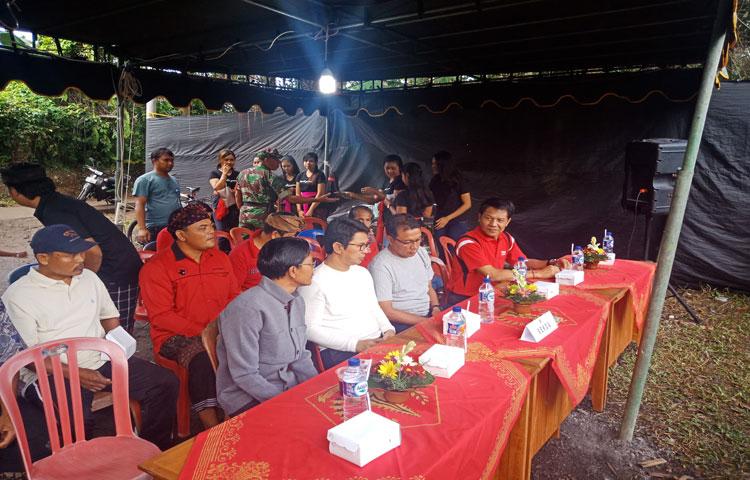 Pelepasan Ikan Oleh Sekda Di Acara Hut. ST. Werdhi Yowana