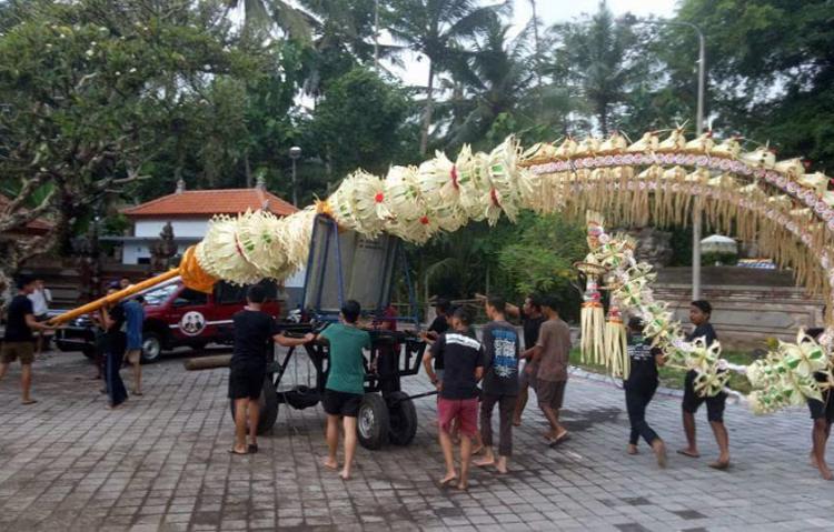 Pemasangan Penjor Perwujudan Keselarasan Dan Kekompakan Pemuda