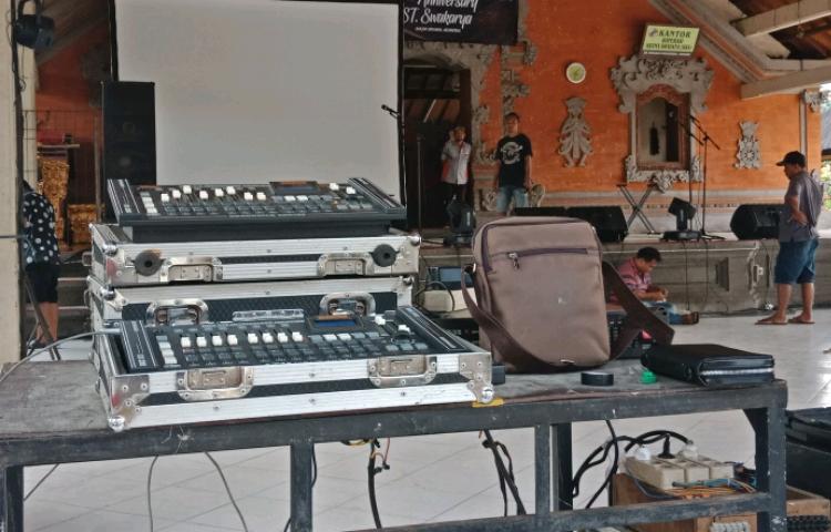 Pemasangan Screen Dan Check Sound Sebagai Persiapan Puncak Donasi