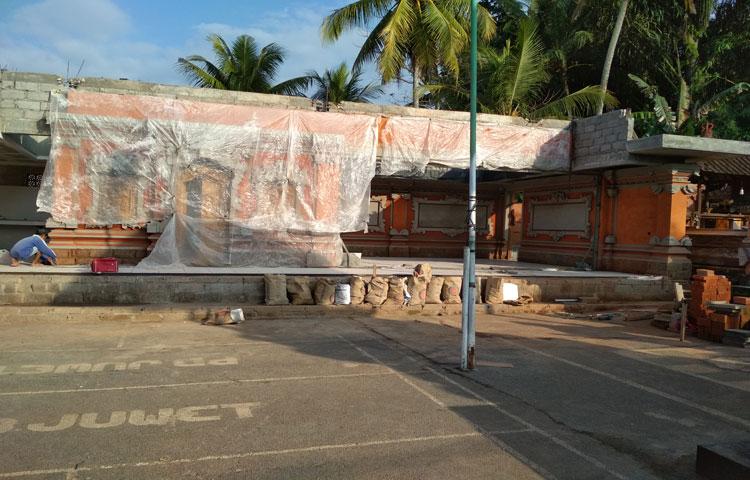 Pemasangan paras bata candi di Pewaregan Banjar Juwet Abiansemal