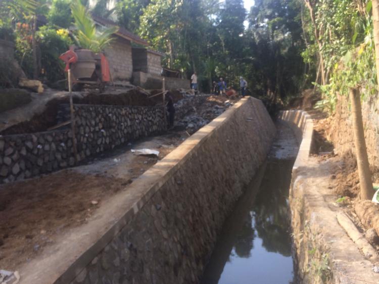 Pembangunan Tebing Penghadang Banjir dan Tanah Longsor