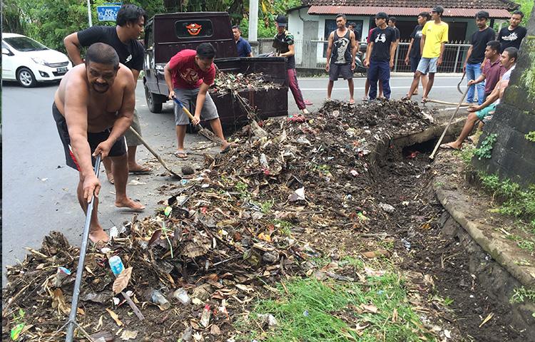 Pemuda dan Warga Banjar Purwakerta Bersihkan Saluran Air  Dari Tumpukan Sampah