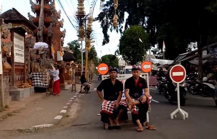 Pengalihan Jalur Pasca Piodalan Di Pura Desa Puseh Abiansemal